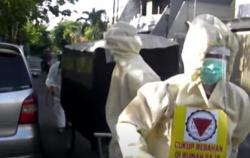 Video Warga Surabaya Keliling Kampung Bawa Keranda Sosialisasikan Bahaya Corona