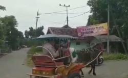 Polisi di Pasuruan Ini Distribusikan Bantuan Sembako dengan Delman