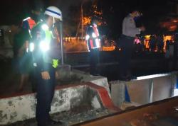 Pejalan Kaki Tewas Disambar KA hingga Jatuh Tercebur Sungai di Semarang