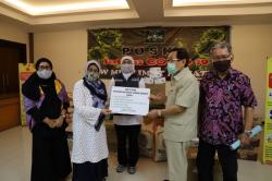 Muslimat NU Jatim Dapat 10 Ton Beras dan Jamu Kelor dari Masyarakat Tionghoa