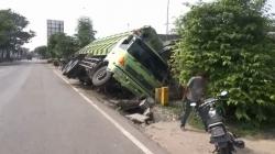 Diduga Sopir Mengantuk, Truk Tronton Tabrak 2 Rumah di Tuban