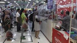 Antrean Warga Belanja Baju Lebaran di Yogyakarta