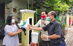 Sembuh Corona, Ibu Muda Ini Semringah Dapat Bunga dari Wabup Blora