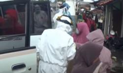 Video 1 Keluarga di Tangerang Positif Covid-19 Dievakuasi Petugas