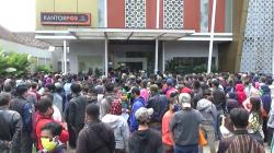 Takut Tak Kebagian, Warga Lebak Berdesak-desakan Ambil BLT, 5 Lansia Pingsan