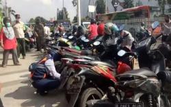 Pasar Jatinegara Membeludak, Satpol PP Gelar Operasi Cabut Pentil Ban