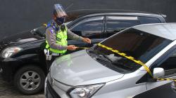 Deretan Mobil Travel Ditahan Polisi karena Melanggar Larangan Mudik