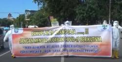 Kecewa Warga Abai Covid-19, Perawat Pakai APD di Pangkep Longmars ke Pasar