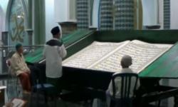 Video Warga Banyuwangi Tadarus Menggunakan Quran Raksasa