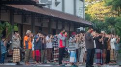 Puluhan Pemudik Laksanakan Salat Id di Rumah Karantina Solo