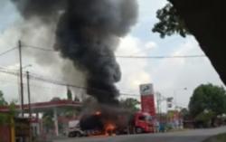 Video Truk Tangki BBM Tiba-Tiba Meledak di SPBU Wirosari, Sopir Terpental dan Terbakar