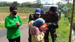 Dapat Bingkisan Lebaran dari Para Istri Prajurit TNI AD, Mbah Sumirah Tersenyum Bahagia