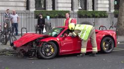 Supercar Ferrari 488 GTB Ringsek Tabrak Bus Tingkat, Begini Kondisinya