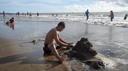 Kawasan Pantai Anyer dan Carita Ramai Wisatawan Meski Ditutup