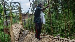 Warga Tasikmalaya Nekat Melintasi Jembatan Rusak di Desa Banjarsari