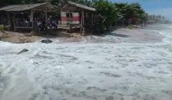 Ombak 4 Meter Rusak Puluhan Bangunan di Pinggir Pantai Bagedur Lebak