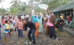 Objek Wisata Batal Dibuka, Ratusan Pedagang di Pandeglang Hancurkan Dagangan