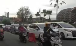 Video Jalur Puncak Dipadati Warga Jakarta Pascalebaran, Petugas Kewalahan