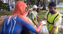 Kisah Spiderman Manado Keliling Bagikan Sembako ke Warga Membutuhkan<
