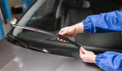 Perlukah Wiper Mobil Diangkat saat Parkir?