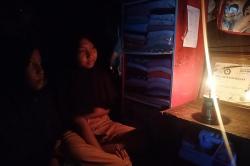 Tak Punya Biaya Pemasangan, Keluarga Ini Hidup Tanpa Listrik selama Belasan Tahun 