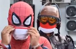 Video Pasutri di Sukoharjo Gunakan Kostum Superhero Beri Ketupat kepada Petugas Medis