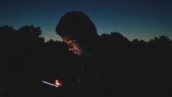 Awas, Menatap Layar Smartphone di Malam Hari Picu Depresi