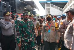 Kapolda Jateng-Pangdam IV/Diponegoro Bantu Korban Banjir Rob di Pekalongan