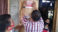 Dinsos Minahasa Tenggara Pasang Stiker ke Rumah Warga Penerima Bantuan Covid-19<