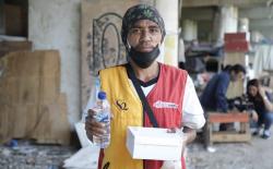 MNC Peduli Bagikan Makanan Boks untuk Warga yang Tinggal di Kolong Jalan Layang<