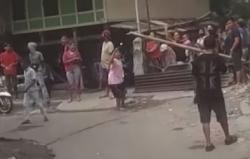 Video Warga Makassar Blokade Jalan Tolak Rapid Test Covid-19
