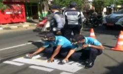 Video Lampu Merah di Tuban Diberi Garis Batas Sepeda Motor ala MotoGP