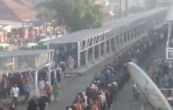 Kantor di DKI Jakarta Beroperasi Normal, Antrean Penumpang KRL Panjang