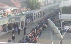 Antrean Panjang Penumpang KRL Terjadi di Stasiun Bogor Senin Pagi