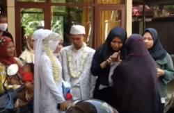Video Calon Pengantin Serbu KUA di Cirebon Gelar Akad Nikah usai PSBB
