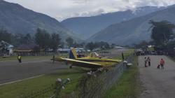 Pesawat Pengangkut BBM Tergelincir di Bandara Karubaga Papua