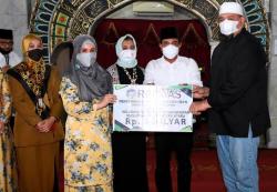 Gubernur Edy Rahmayadi Terima Donasi Rp5 Miliar untuk Poyek Masjid Agung Sumut