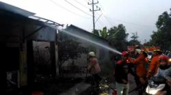 Tuang Bensin Dekat Kompor, 2 Kios di Kaliwungu Kendal Ludes Terbakar
