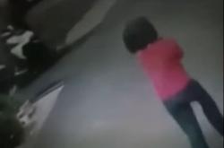 Video CCTV Bocah Perempuan di Jaksel Dijambret saat Main Petak Umpet