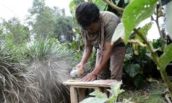 Pemuda di Paninjauan Tanah Datar Olah Limbah Kayu Menjadi Cover Buku 