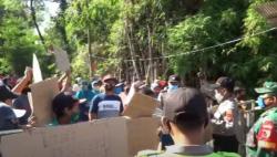Video Warga Kediri Unjuk Rasa Tolak Rapid Test Massal