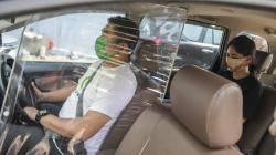 Sopir Taksi Online Pasang Sekat Pelindung untuk Cegah Penyebaran Covid-19