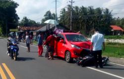 Ajaib, Emak-Emak Ditabrak Toyota Agya Selamat dengan Posisi di Atas Mobil