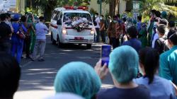 Suasana Haru Tim Medis Lepas Jenazah Dokter RSUD dr Soetomo Wafat Positif Corona