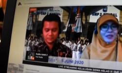 Video Siswa di Kendal Wisuda Online Cegah Penyebaran Covid-19