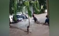 Video Dramatis Warga Jenoponto Evakuasi Penumpang Mobil Terseret Banjir