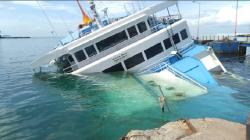 Tumpahan Minyak KM Dharma Rucitra Cemari Perairan Padangbai