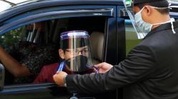 Wisuda Drive Thru, Siswa SD Al Azhar Surabaya Ikuti Acara Kelulusan dari Mobil