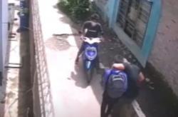 Rekaman CCTV Aksi 2 Penodong Rampas Handphone Pelajar Siang Hari di Medan