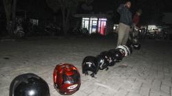 Antrean Ratusan Helm Motor Pemohon Perpanjangan SIM di Depok